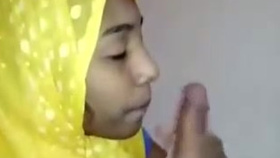 A Muslim girl from India skillfully performs oral sex