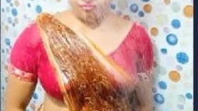 Indian mature aunt's erotic bath