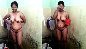 Sultry auntie records herself while taking a bath for her spouse