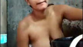 Desi bhabhi takes a sensual bath