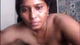 Arousing Indian bhabi takes a bath