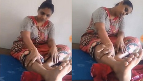 Aunty from India reveals her legs