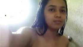 Chica mostrando sus tetas en la ducha
