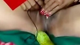 Hot Bihari bhabhi bur me khira daal rakhi hai