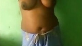 Desi Bhabi with a big belly button unzips her dress