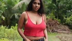 NAARI Magazine Bong Beauty Roohi in a loose bra with swaying big boobs