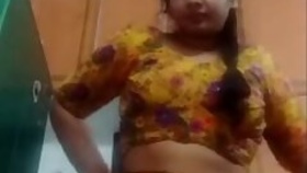PRETTY TAMIL SOUTH INDIAN DAM GIRL SHOWS OFF HER NAKED BRUSHING HAND AND PUSSY